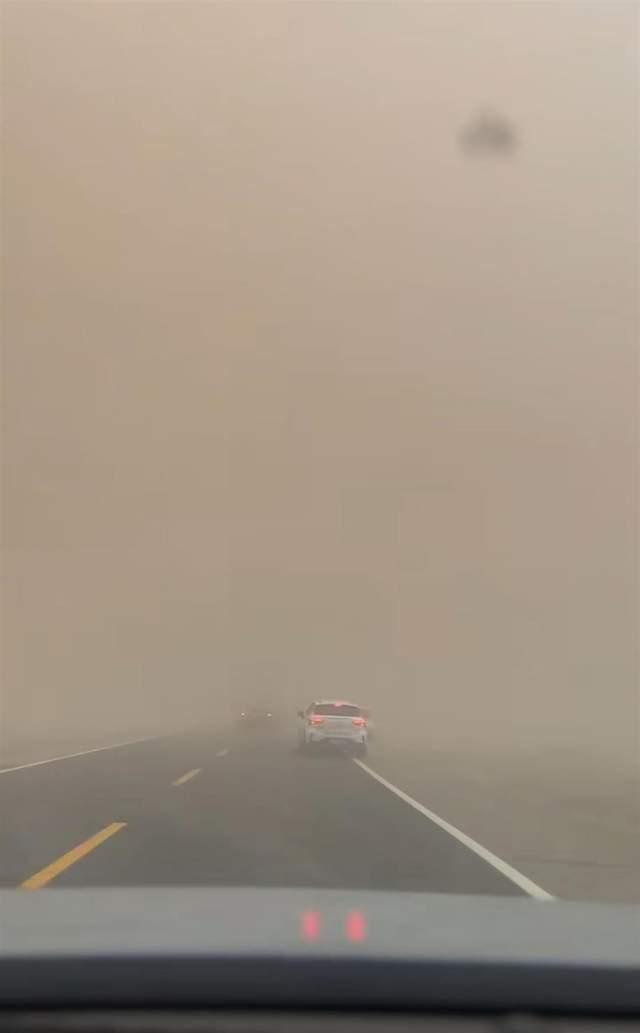 皇冠登一登二登三区别_沙尘暴突袭甘肃敦煌皇冠登一登二登三区别，游客：百米高沙墙扑向公路，像是走进了末日小说