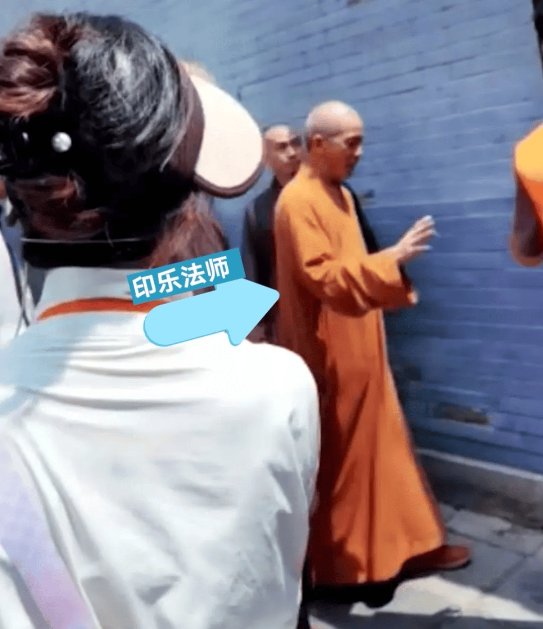 如何注册皇冠足球代理_少林寺现场直击：新住持微笑挥手进入围挡的方丈室