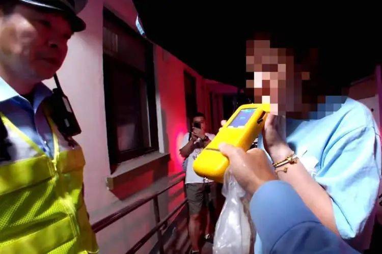 怎么申请皇冠信用網_上海一女子开车肇事后怎么申请皇冠信用網，第一件事竟是逃回家喝酒……已被刑拘！