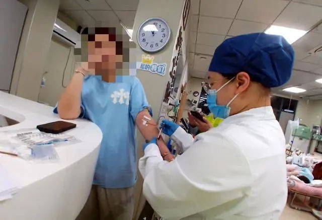 怎么申请皇冠信用網_上海一女子开车肇事后怎么申请皇冠信用網，第一件事竟是逃回家喝酒……已被刑拘！