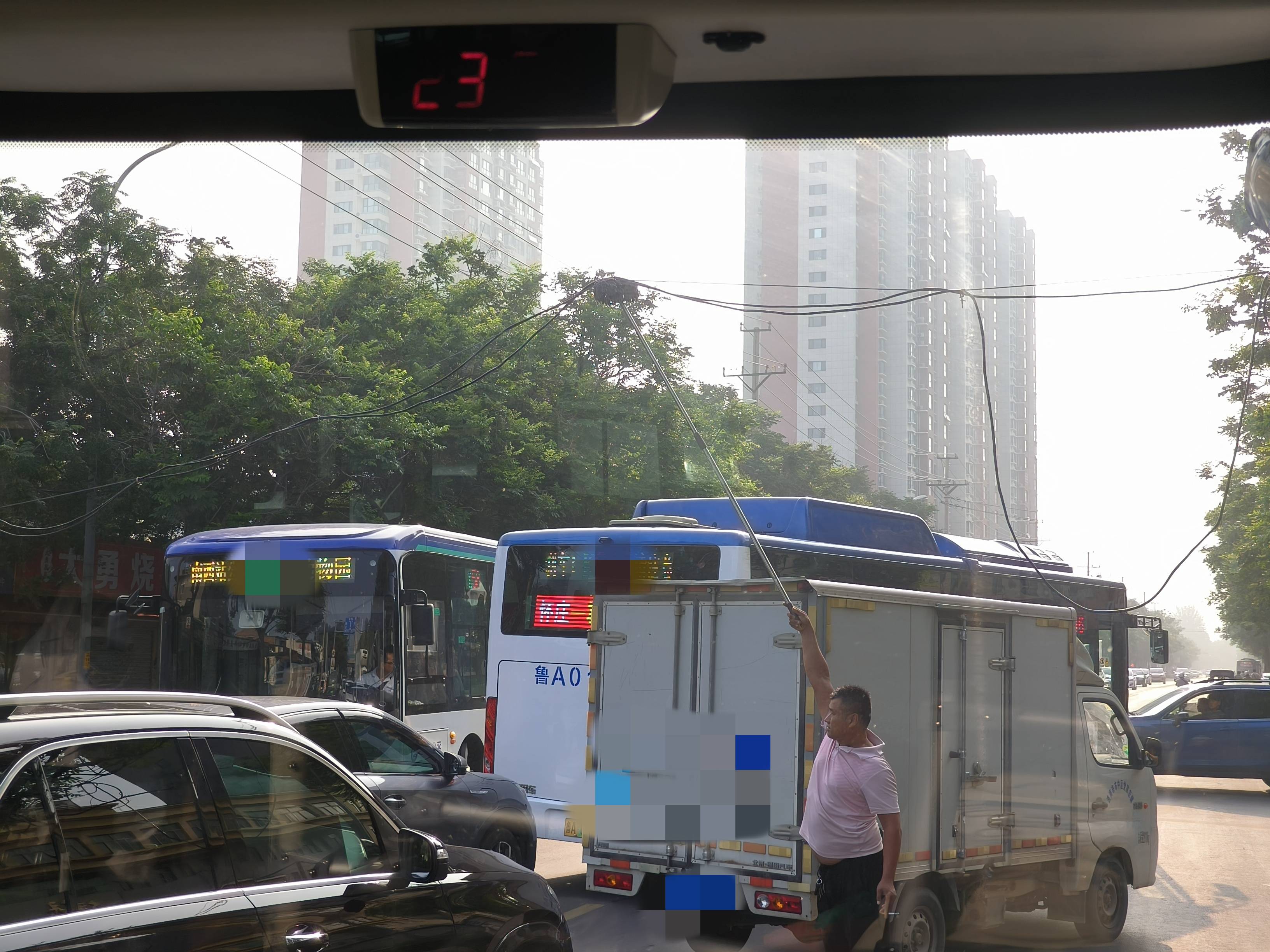 皇冠信用网最新地址_左手夹着烟右手举拖把皇冠信用网最新地址，济南早高峰时一电线掉落，粉衣大哥化解交通拥堵松弛感拉满！