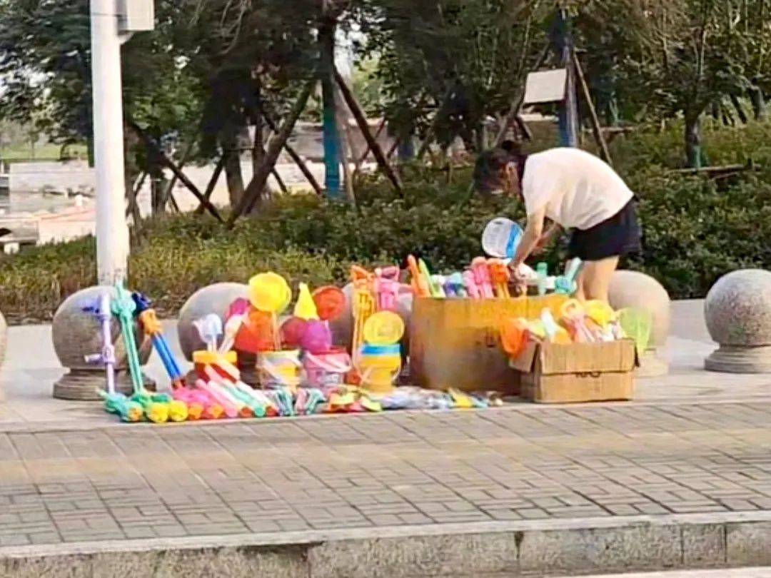 皇冠信用盘在线开户_安徽14岁女孩暑假摆摊卖玩具25天赚2000元皇冠信用盘在线开户，家长：本意是锻炼孩子，走红后竞争多生意下滑