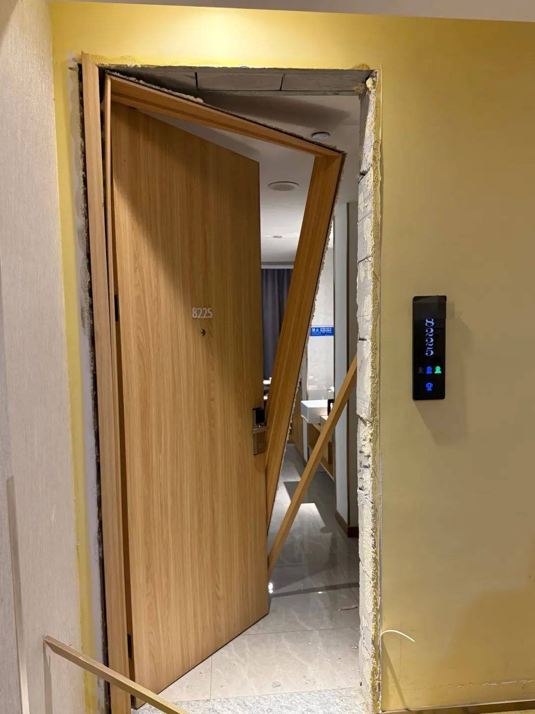 皇冠信用平台出租出售_男子在杭州一酒店洗澡时被陌生人暴力闯入皇冠信用平台出租出售，房间大门被踢烂，踹门男子怀疑前女友正在酒店与他人开房