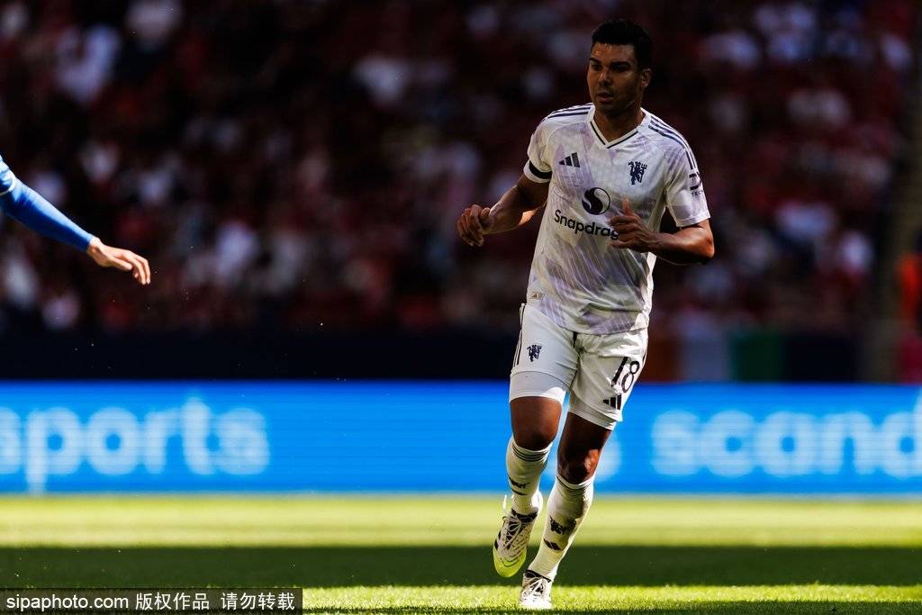 皇冠信用網_曼联2-2埃弗顿：姆贝乌莫首秀闪耀皇冠信用網，防守漏洞成隐患