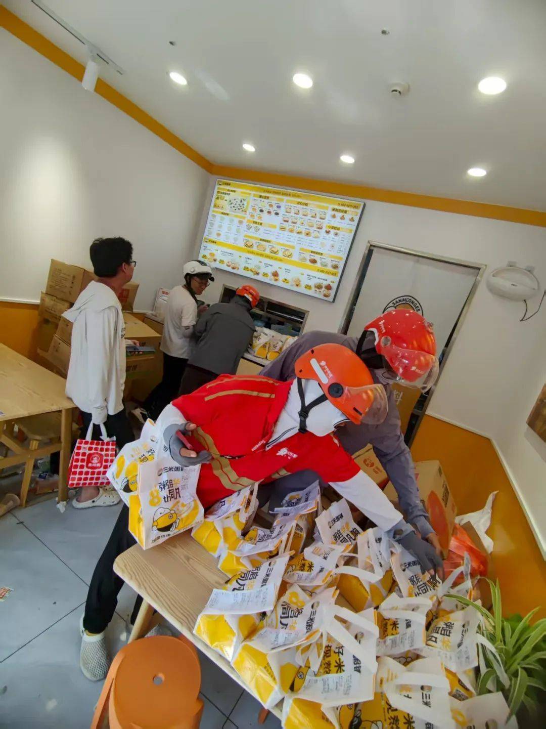 皇冠信用网会员_武汉“90后”银行职员夫妻下班送外卖皇冠信用网会员！当事人：跑外卖是缓解压力的一种方式