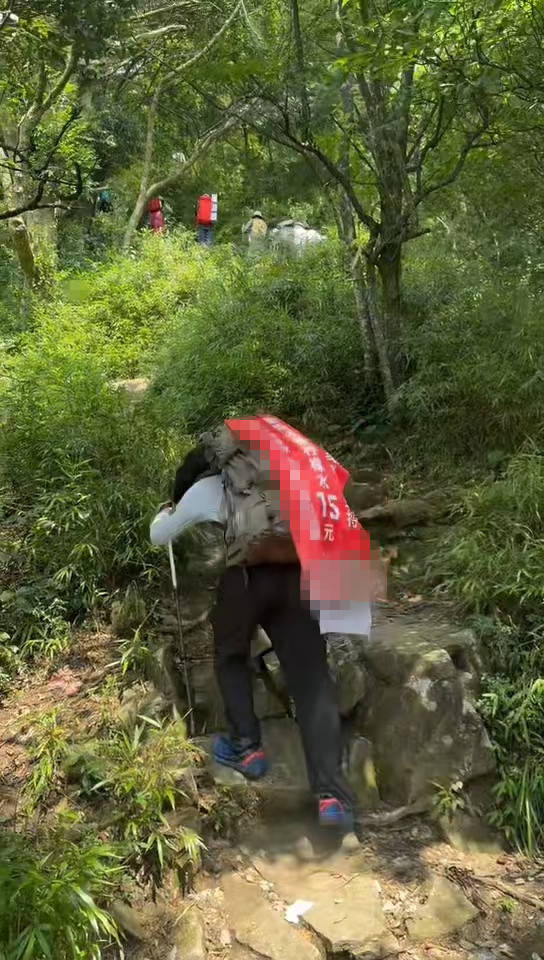 皇冠信用在线注册_湖南一男子背40公斤蜜雪冰城上武功山售卖皇冠信用在线注册，当事人：收入不多纯体验，当负重训练