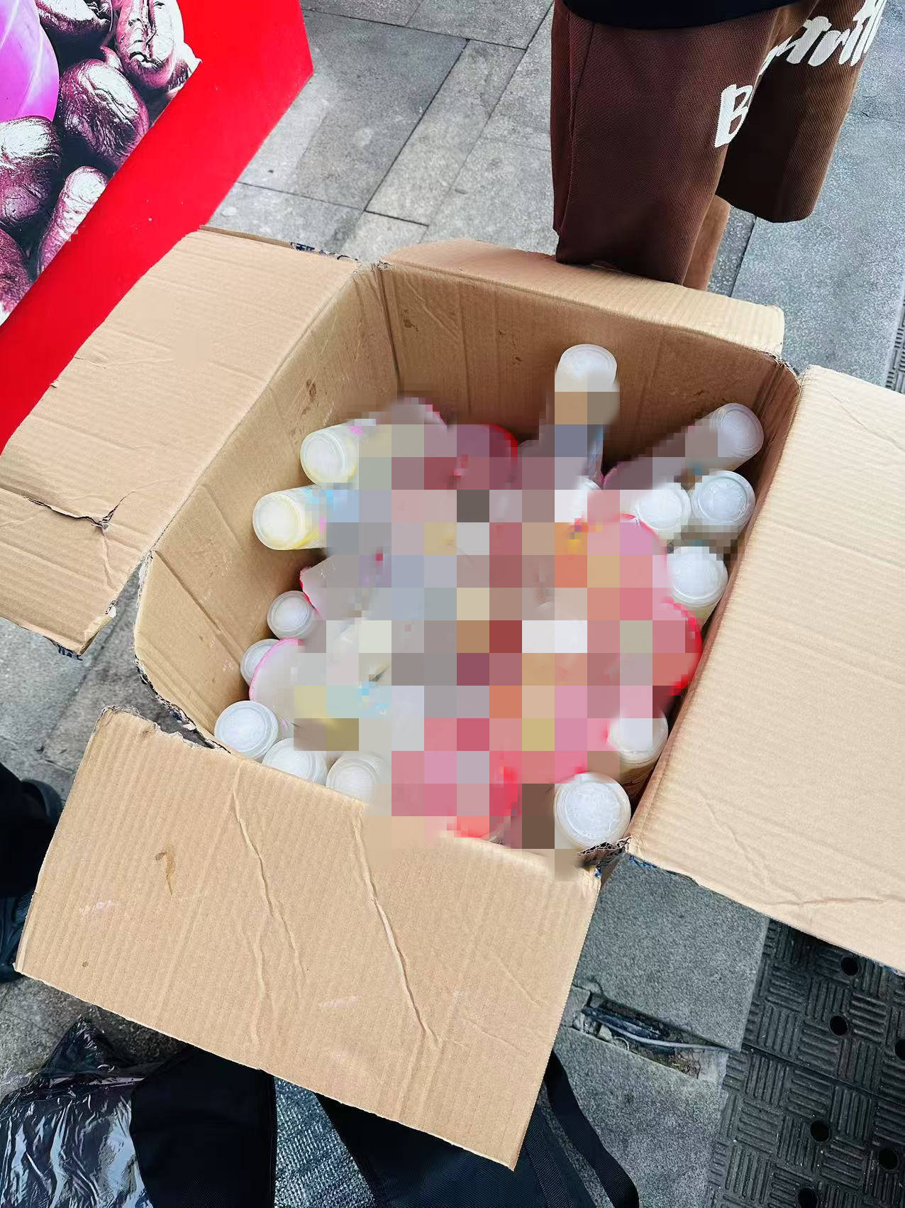 皇冠信用在线注册_湖南一男子背40公斤蜜雪冰城上武功山售卖皇冠信用在线注册，当事人：收入不多纯体验，当负重训练