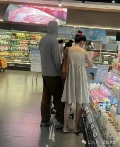 皇冠代理联系方式_离婚三年又被拍到亲密逛超市皇冠代理联系方式，他俩这是纯带娃还是真复合了？