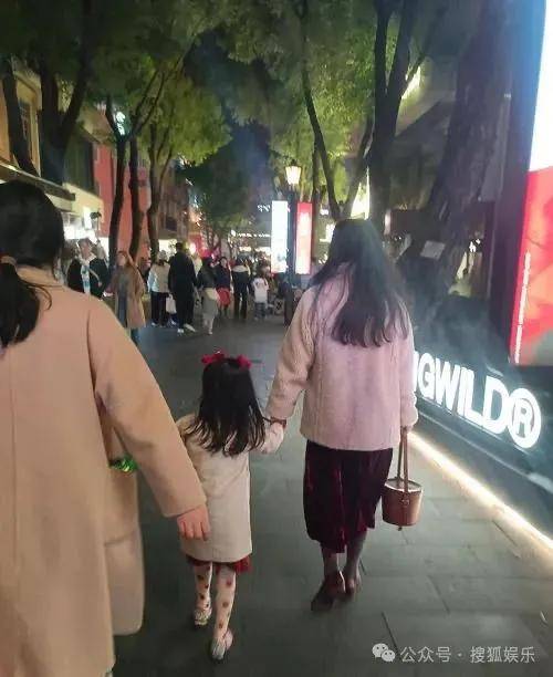 皇冠代理联系方式_离婚三年又被拍到亲密逛超市皇冠代理联系方式，他俩这是纯带娃还是真复合了？