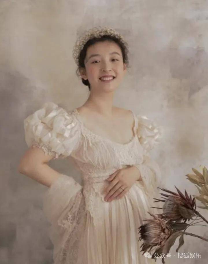 皇冠代理联系方式_离婚三年又被拍到亲密逛超市皇冠代理联系方式，他俩这是纯带娃还是真复合了？