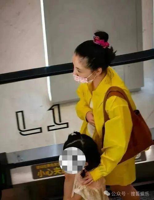 皇冠代理联系方式_离婚三年又被拍到亲密逛超市皇冠代理联系方式，他俩这是纯带娃还是真复合了？