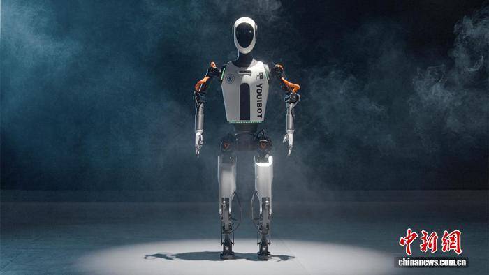 皇冠信用网代理注册_人形机器人“凌枢”在合肥发布 可实现跨场景集群作业