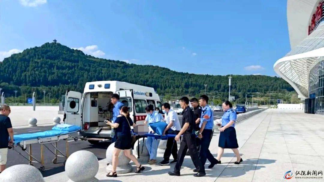 皇冠信用网怎么开户_11岁男孩赶火车到成都走亲戚皇冠信用网怎么开户，晕倒在站台！工作人员：被诊断为热射病，已脱险