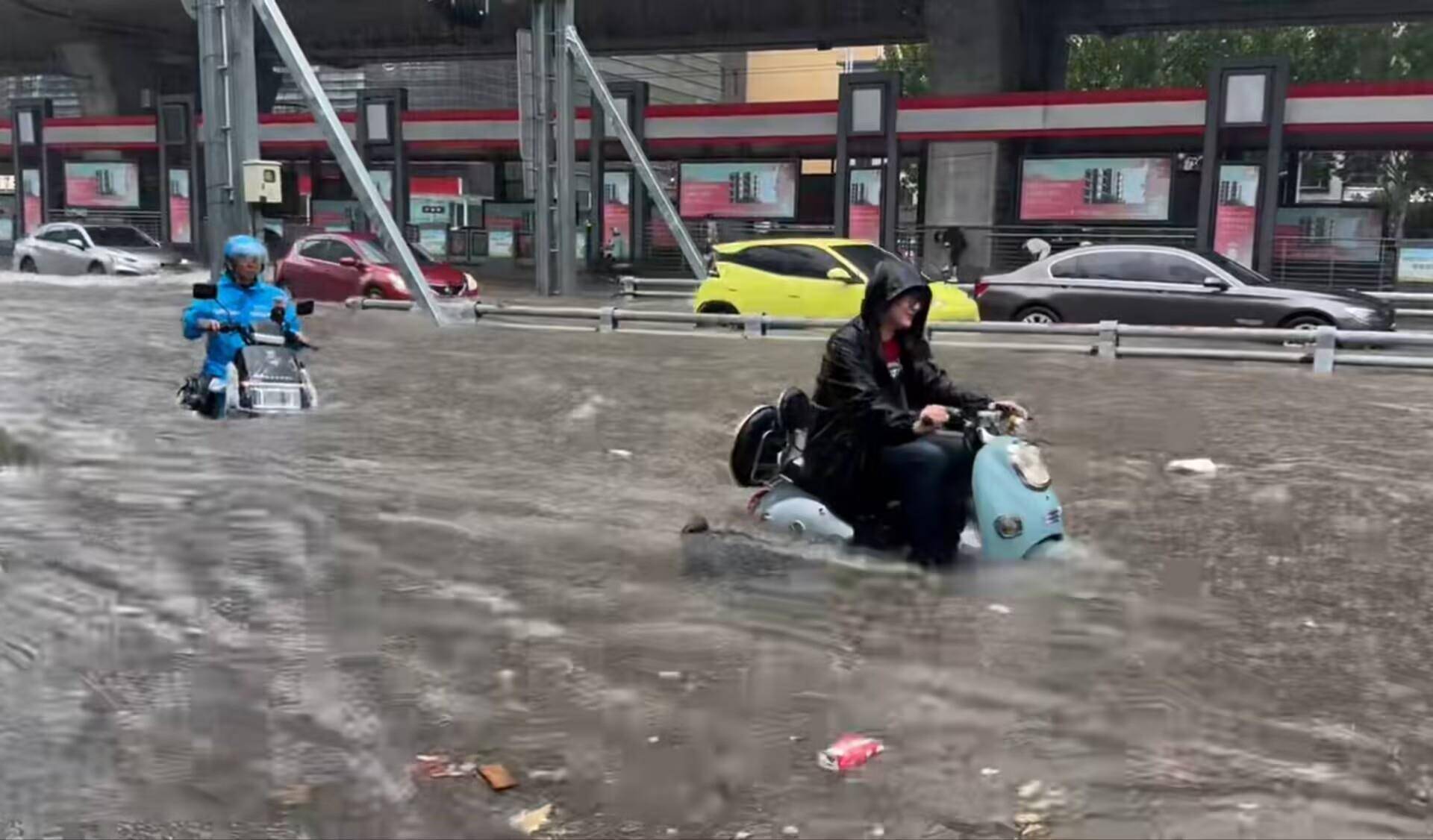 怎么开皇冠信用網_郑州暴雨致多处道路积水怎么开皇冠信用網，商户称半小时积水已没过膝盖，一企业用沙袋挡水并帮助涉水市民