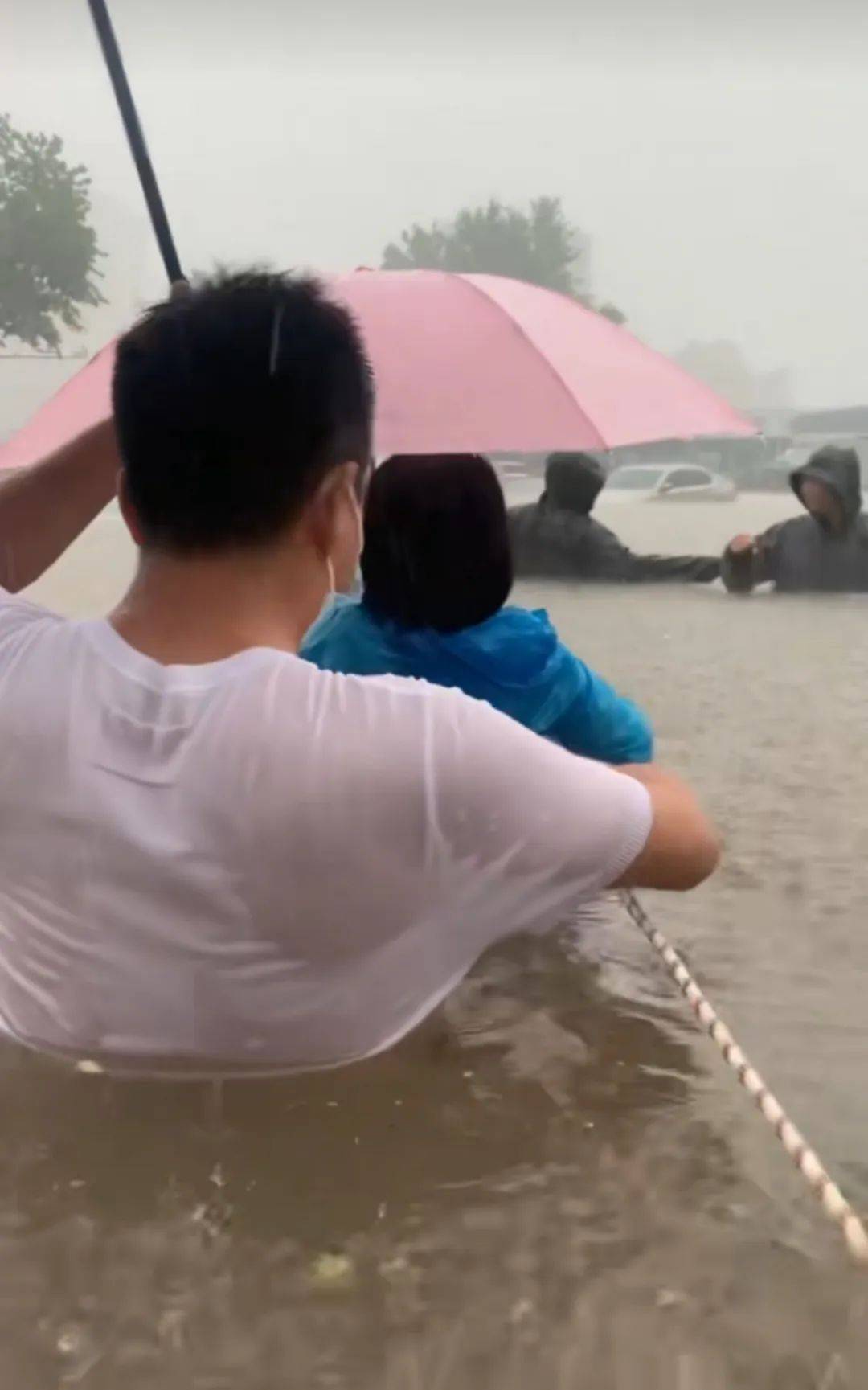 皇冠信用網如何开户_郑州暴雨致京广路隧道被淹皇冠信用網如何开户，亲历者：车是飘起来的，很害怕，有人爬梯子离开 2021年也曾淹没多台车辆