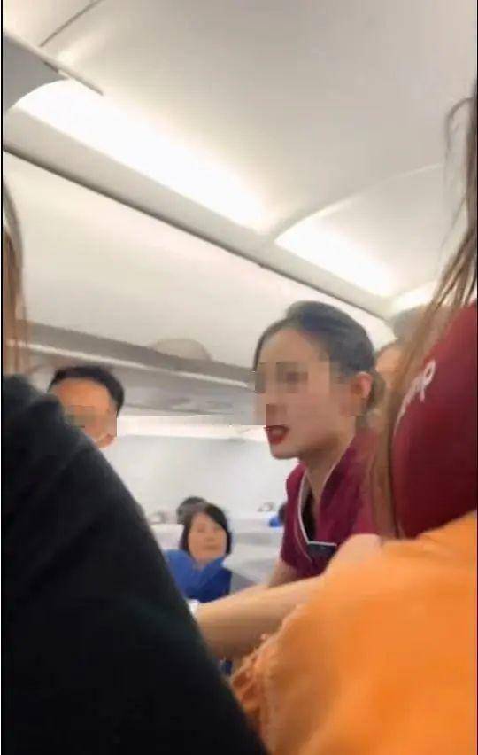 足球平台代理出租合作_“他还是孩子足球平台代理出租合作，你就不能体谅他吗？”疑因熊孩子顶座起冲突，飞机降落后女生被对方一家四口打趴