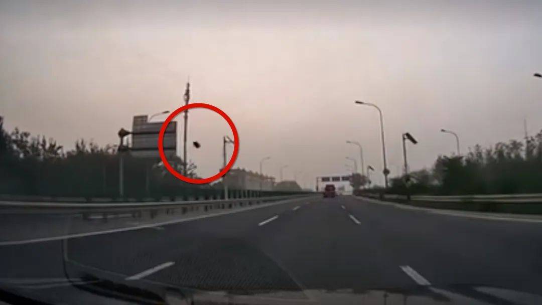 皇冠信用网在线申请_北京一车主称开车时飞来“脸大”石头砸穿玻璃击中脸部致毁容？交警：已立案皇冠信用网在线申请，正调查