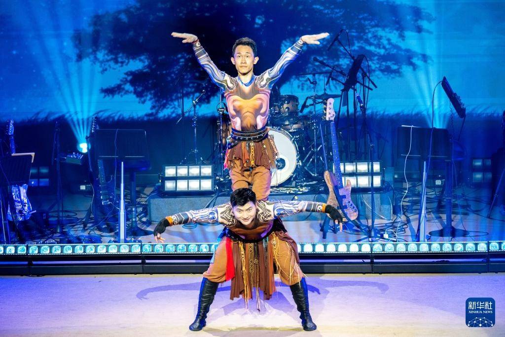 球会友谊赛_内蒙古阿尔山：多彩文艺演出丰富市民夜生活