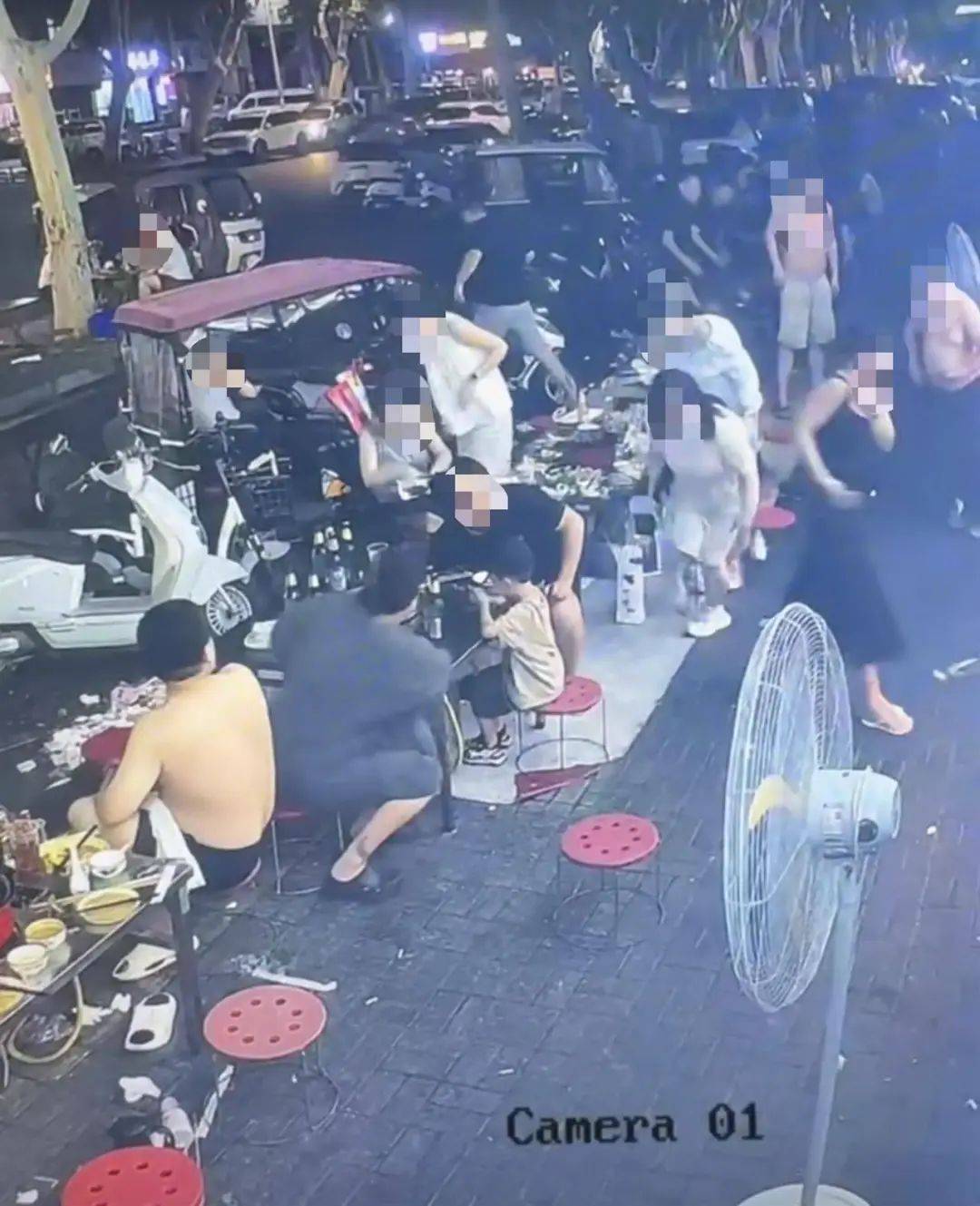 葡萄牙甲组联赛_多人烧烤店外用餐遭楼上住户泼洒不明液体葡萄牙甲组联赛，警方介入