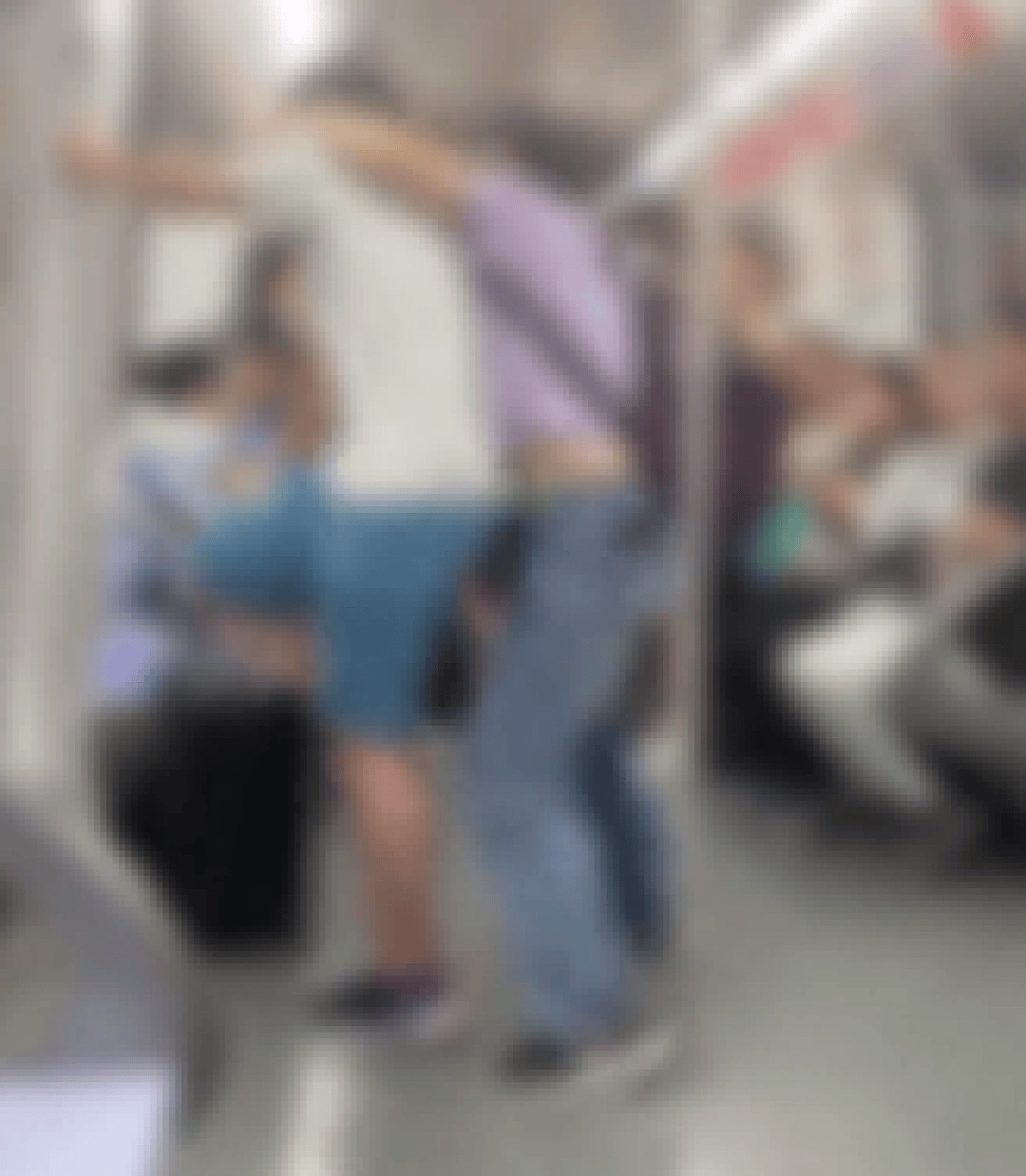 苏格兰超级联赛_上海一男孩和妈妈坐地铁情绪激动苏格兰超级联赛，用力踹门高喊开门：不就几千万吗