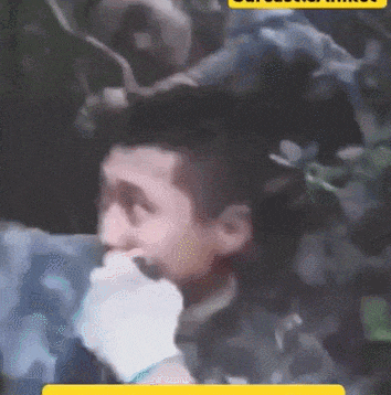 皇冠信用代理_首次曝光！解放军缴获印度英萨斯步枪合影皇冠信用代理，用起来像垃圾！