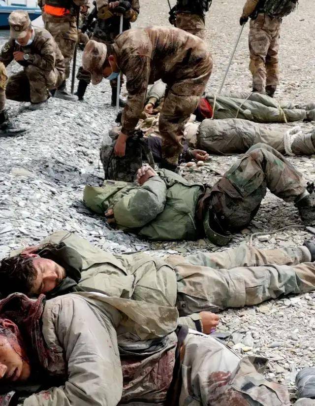 皇冠信用代理_首次曝光！解放军缴获印度英萨斯步枪合影皇冠信用代理，用起来像垃圾！