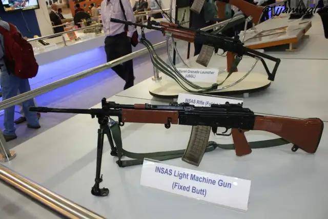 皇冠信用代理_首次曝光！解放军缴获印度英萨斯步枪合影皇冠信用代理，用起来像垃圾！