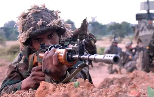 皇冠信用代理_首次曝光！解放军缴获印度英萨斯步枪合影皇冠信用代理，用起来像垃圾！