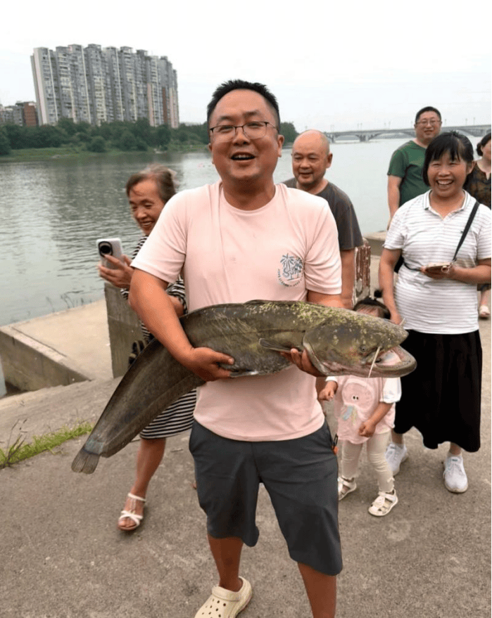 皇冠信用網会员_四川一男子钓1米长大鱼后放生皇冠信用網会员，围观者高呼“卖给我”，回应：钓鱼是为娱乐