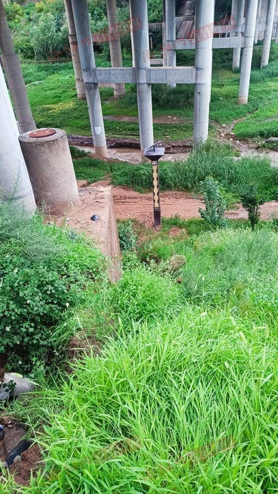 皇冠皇冠代理平台_河南洛阳一桥梁下方边坡被雨水冲刷出现坍塌皇冠皇冠代理平台，网友担心安全！当地：会去核实处理