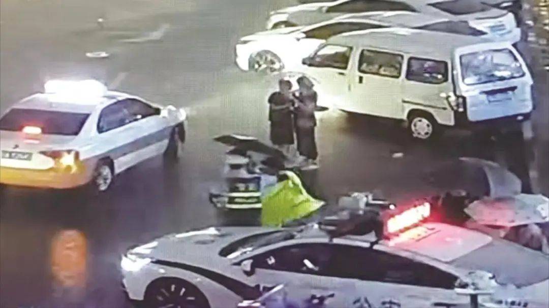 皇冠登一登二登三区别_事发长春动植物公园！执勤交警被监控拍到皇冠登一登二登三区别，网友纷纷点赞！