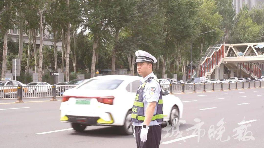 皇冠登一登二登三区别_事发长春动植物公园！执勤交警被监控拍到皇冠登一登二登三区别，网友纷纷点赞！