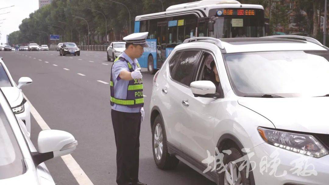 皇冠登一登二登三区别_事发长春动植物公园！执勤交警被监控拍到皇冠登一登二登三区别，网友纷纷点赞！