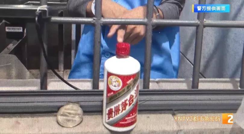 瓦埃勒vs米迪兰特_凌晨怪事！男子提着茅台袋子在车库瓦埃勒vs米迪兰特，翻垃圾桶竟为了.....