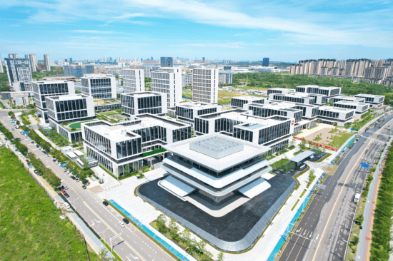 皇冠信用盘开户_小米集团创始人雷军：年底实现武汉金山、小米研发中心万人规模皇冠信用盘开户！与武汉大学、华中科技大学等13所高校共建“工程师训练营”