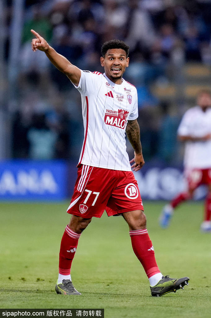 皇冠代理登1租用_吉鲁重返法甲首秀：38岁老将的进球背后藏着多少汗水与坚持皇冠代理登1租用？