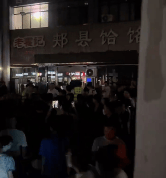 皇冠信用网址_郑州“续面事件”面馆关门皇冠信用网址，老板引争议后致歉！快评：切忌“过早站队”，更不该“按键伤人”