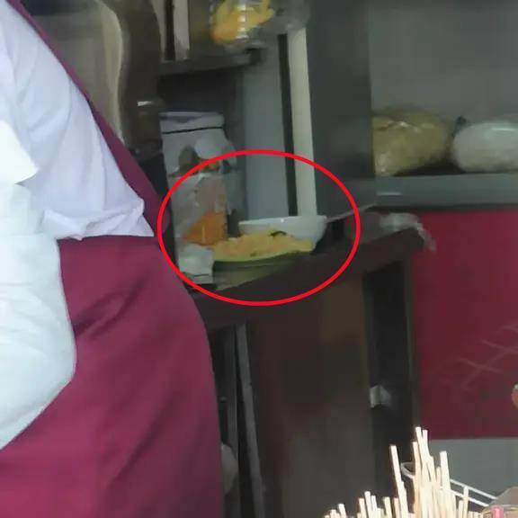 皇冠信用網会员注册网址_餐馆将两盘吃剩的炒饭回收并混合皇冠信用網会员注册网址，顾客怀疑其重新售卖，市监：未发现证据，已令商家停业整改卫生