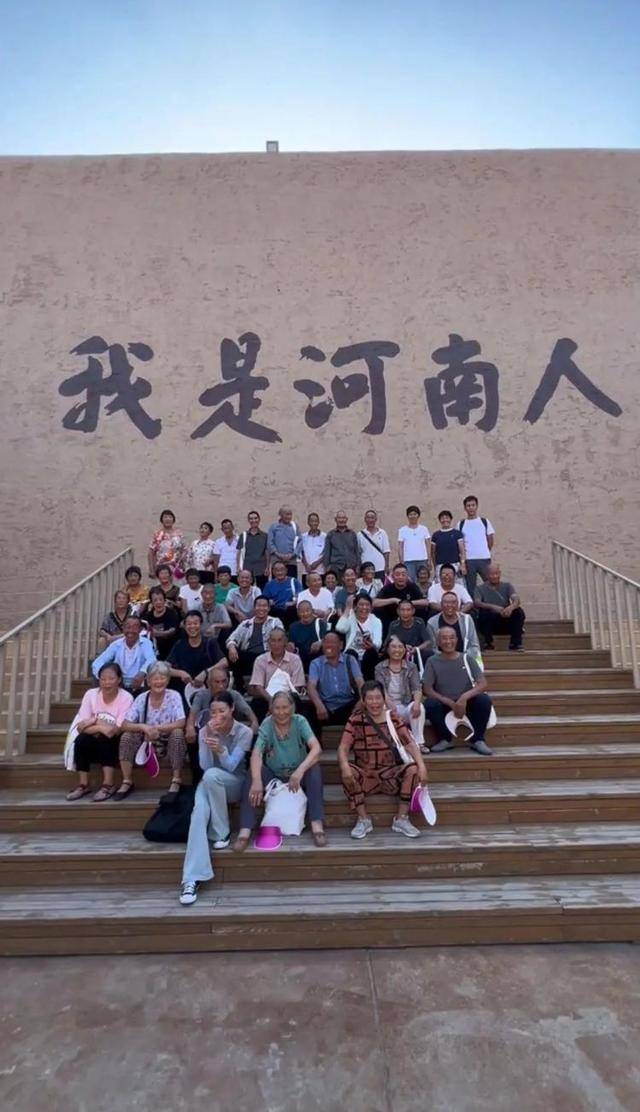 皇冠信用网代理_河南27岁女孩带村里46名老人游郑州皇冠信用网代理，村民：她人品相当好，大家都很信任她