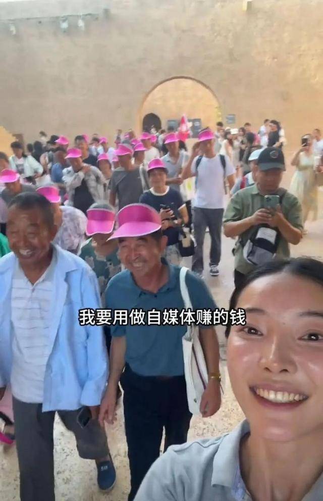 皇冠信用网代理_河南27岁女孩带村里46名老人游郑州皇冠信用网代理，村民：她人品相当好，大家都很信任她