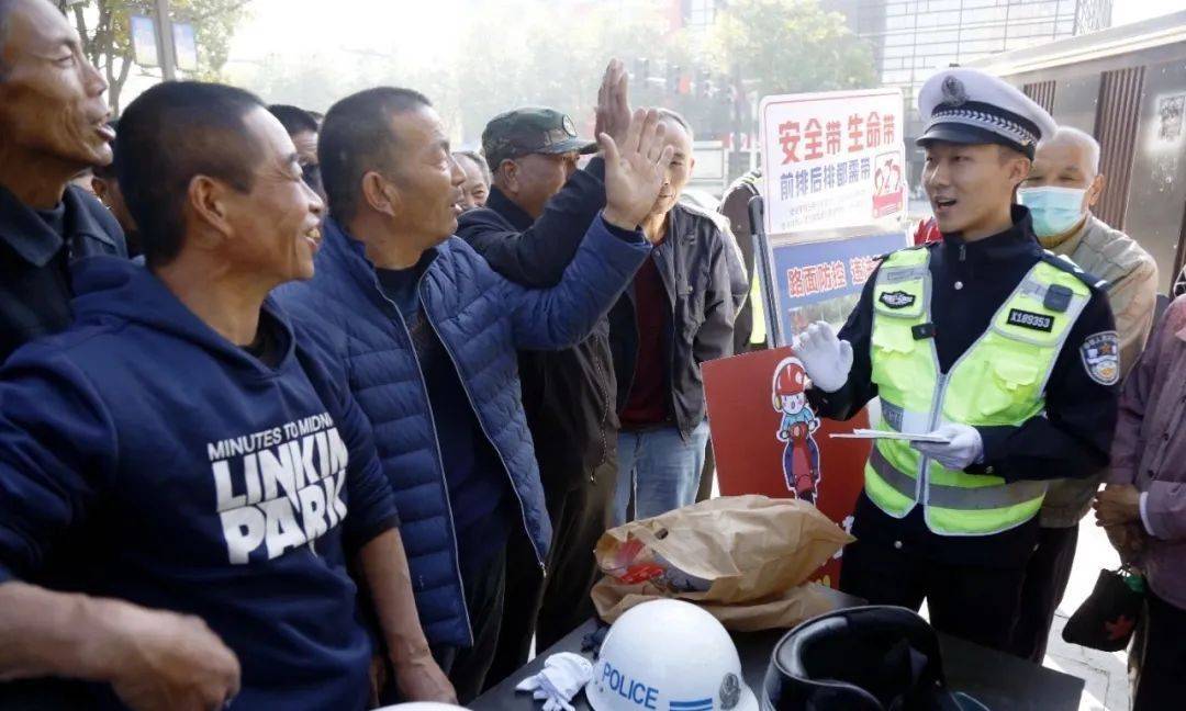 皇冠信用网正网_货车司机被交警弄哭了皇冠信用网正网，网友：处理得好！