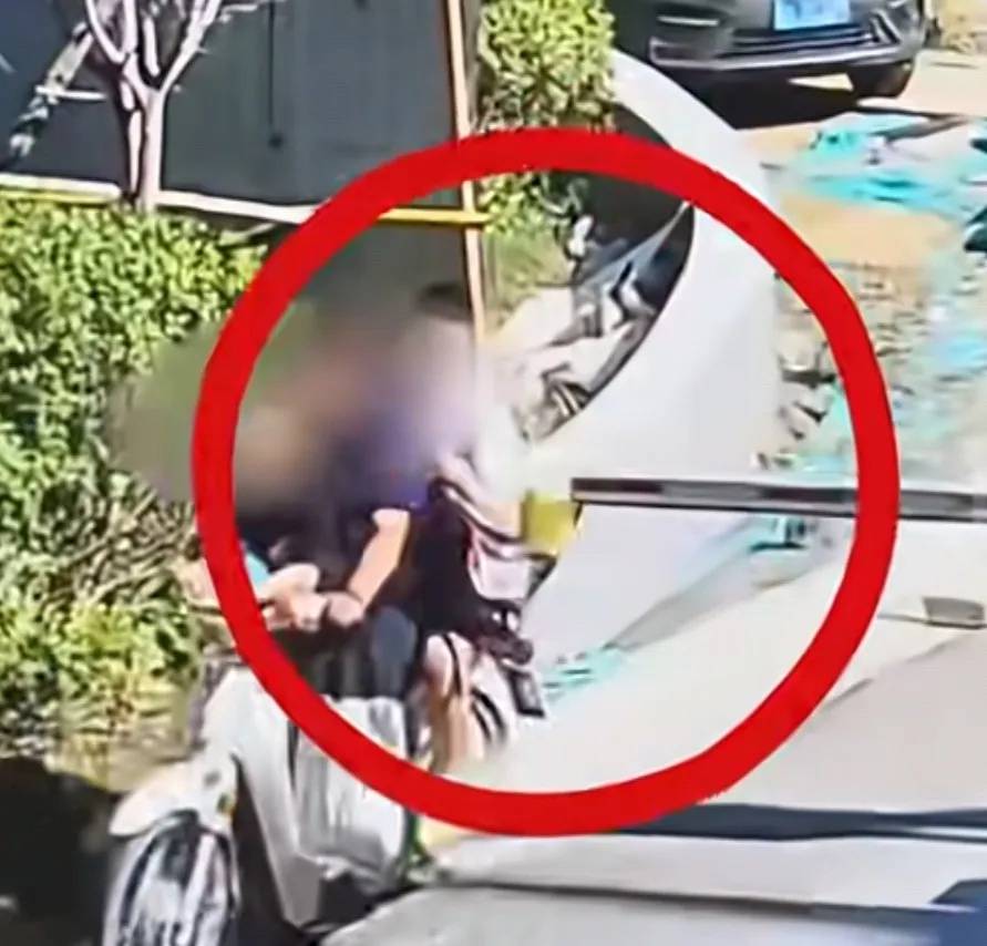 皇冠信用网开户_山东一女子称骑车时孩子书包刮到门禁杆皇冠信用网开户，物业索赔1600元，目前警方已介入处理