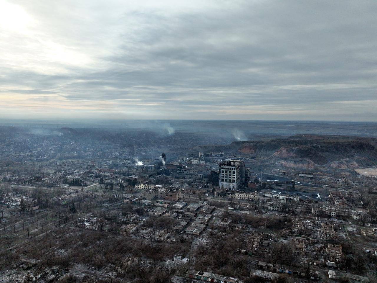瑞士超级联赛_空袭再现！乌军156旅营区30次剧烈爆炸瑞士超级联赛，无人机与导弹齐飞，1个旅被一举重创！