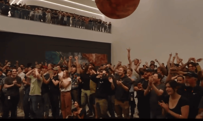 迈阿密国际vs芝加哥火焰_这次没有空中爆炸！1个小时飞越半个地球迈阿密国际vs芝加哥火焰，马斯克星舰终于成功了，现场欢呼声、鼓掌声响成一片