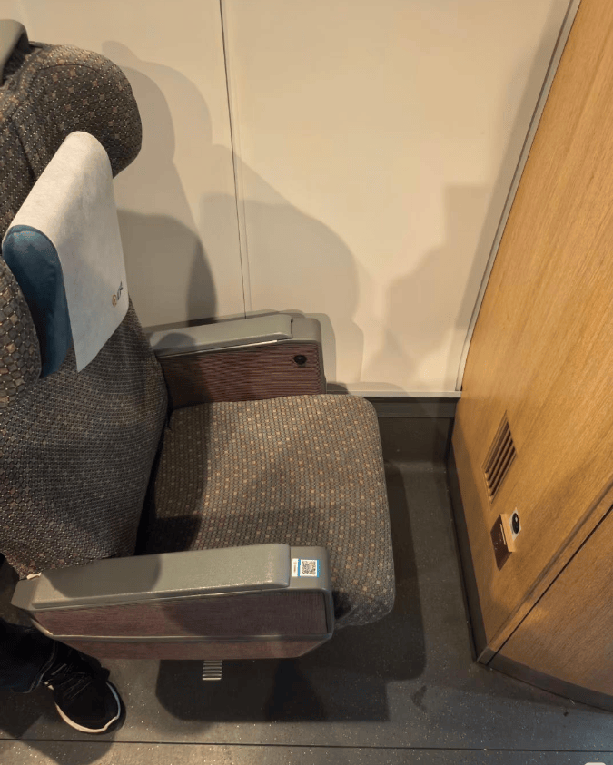 信用网如何申请_“身高一米八根本坐不进去！”乘客吐槽高铁特等座挤信用网如何申请，12306客服回应