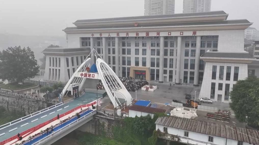 图恩vs草蜢_中越跨境游市场火热 河口北站发送越南旅客同比增长75%