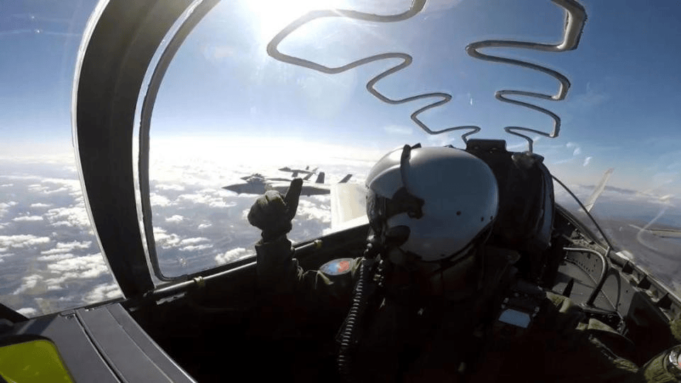 爱尔兰超级联赛_中航重磅官宣：歼-20S性能升级爱尔兰超级联赛，飞行距离再破纪录，国防实力再创新高！