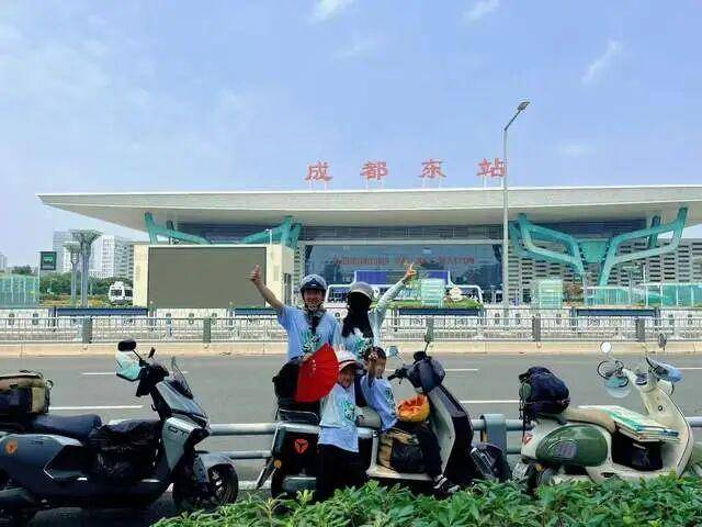 瑟兰vs奥林匹克查内尔_骑电瓶车带两娃跨越2000公里！安徽一家四口17天抵达成都瑟兰vs奥林匹克查内尔，本人回应：用喜爱的方式带孩子看世界
