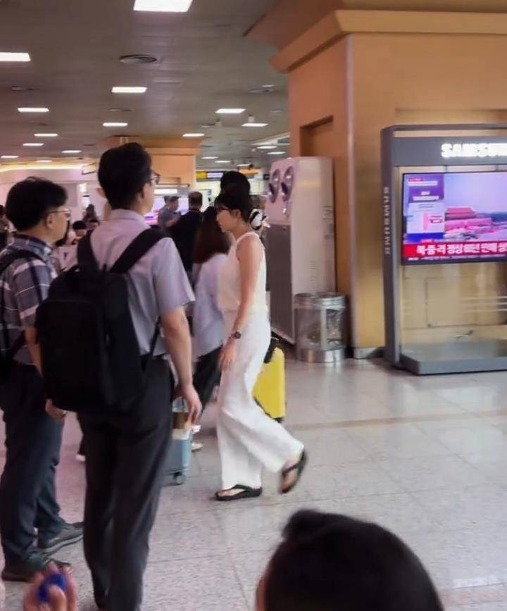 朴茨茅斯vs普雷斯顿_韩国高铁站直播九三阅兵朴茨茅斯vs普雷斯顿，旅客纷纷驻足观看拍照，现场中国游客：他们感到震惊