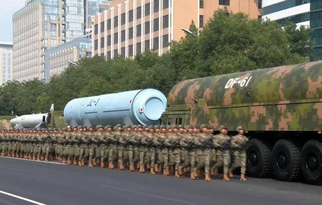 每赫伦vs拉路维尔_憋了几个小时每赫伦vs拉路维尔，外媒锐评九三阅兵：中国武器看着强，但没打过实战